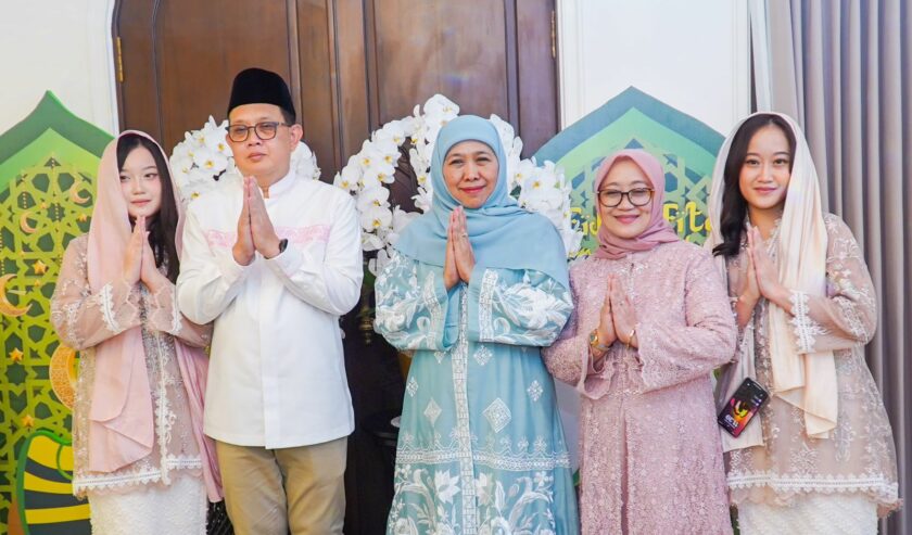 Khofifah Indar Parawansa saat foto bersama dengan keluarga Adhy Karyono Pj Gubernur Jatim di kediamannya di Jemursari Surabaya, Kamis (11/4/2024). Foto: Istimewa.