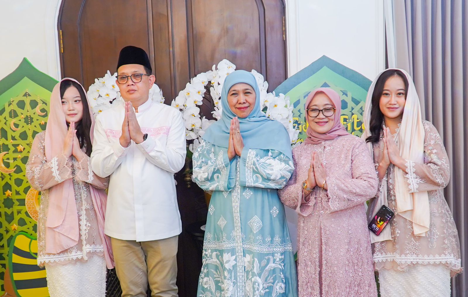 Khofifah Indar Parawansa saat foto bersama dengan keluarga Adhy Karyono Pj Gubernur Jatim di kediamannya di Jemursari Surabaya, Kamis (11/4/2024). Foto: Istimewa.