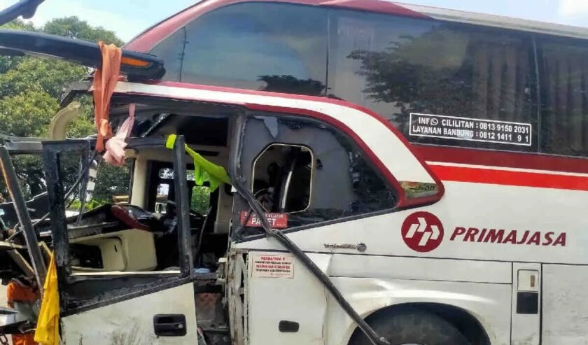 Kondisi bus Primajasa usai kecelakaan lalu lintas diu Jalan Tol Jakarta-Cikampek di Karawang, Jawa Barat pada Senin (8/4/2024). Foto: Humas Kemenhub