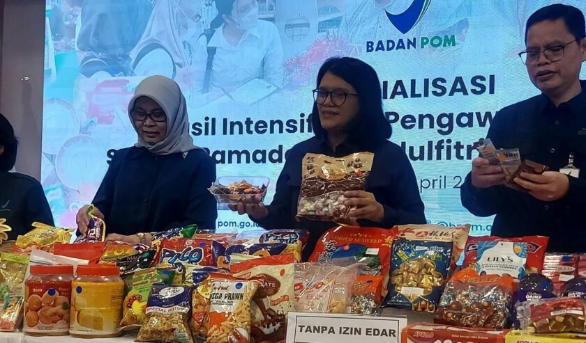 Lucia Rizka Andalusia Plt Kepala BPOM saat menyampaikan keterangan dalam konferensi pers hasil temuan pangan olahan berbahaya bagi kesehatan di Gedung BPOM RI Jakarta, Senin (1/4/2024). Foto: Antara