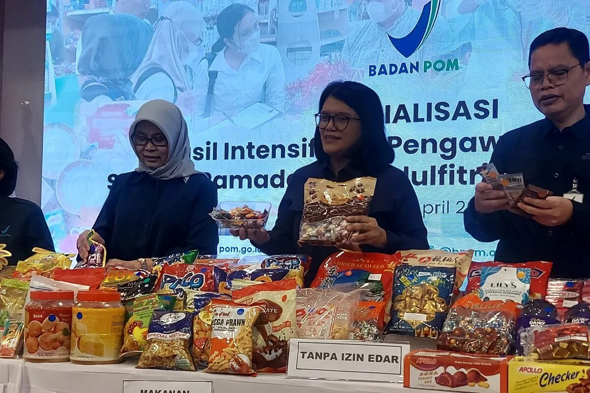 Lucia Rizka Andalusia Plt Kepala BPOM saat menyampaikan keterangan dalam konferensi pers hasil temuan pangan olahan berbahaya bagi kesehatan di Gedung BPOM RI Jakarta, Senin (1/4/2024). Foto: Antara