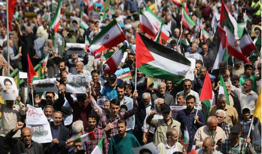 Masyarakat Iran yang anti-Israel sedang berunjuk rasa di Tehran, Jumat (19/4/2024). Foto: Reuters