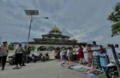 Masyarakat Negeri Wakal, Maluku Tengah saat menggelar salat Idulfitri di Masjid Nurul Awal Wakal, Senin (8/4/2024). Foto: Antara