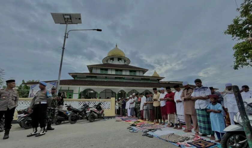 Masyarakat Negeri Wakal, Maluku Tengah saat menggelar salat Idulfitri di Masjid Nurul Awal Wakal, Senin (8/4/2024). Foto: Antara