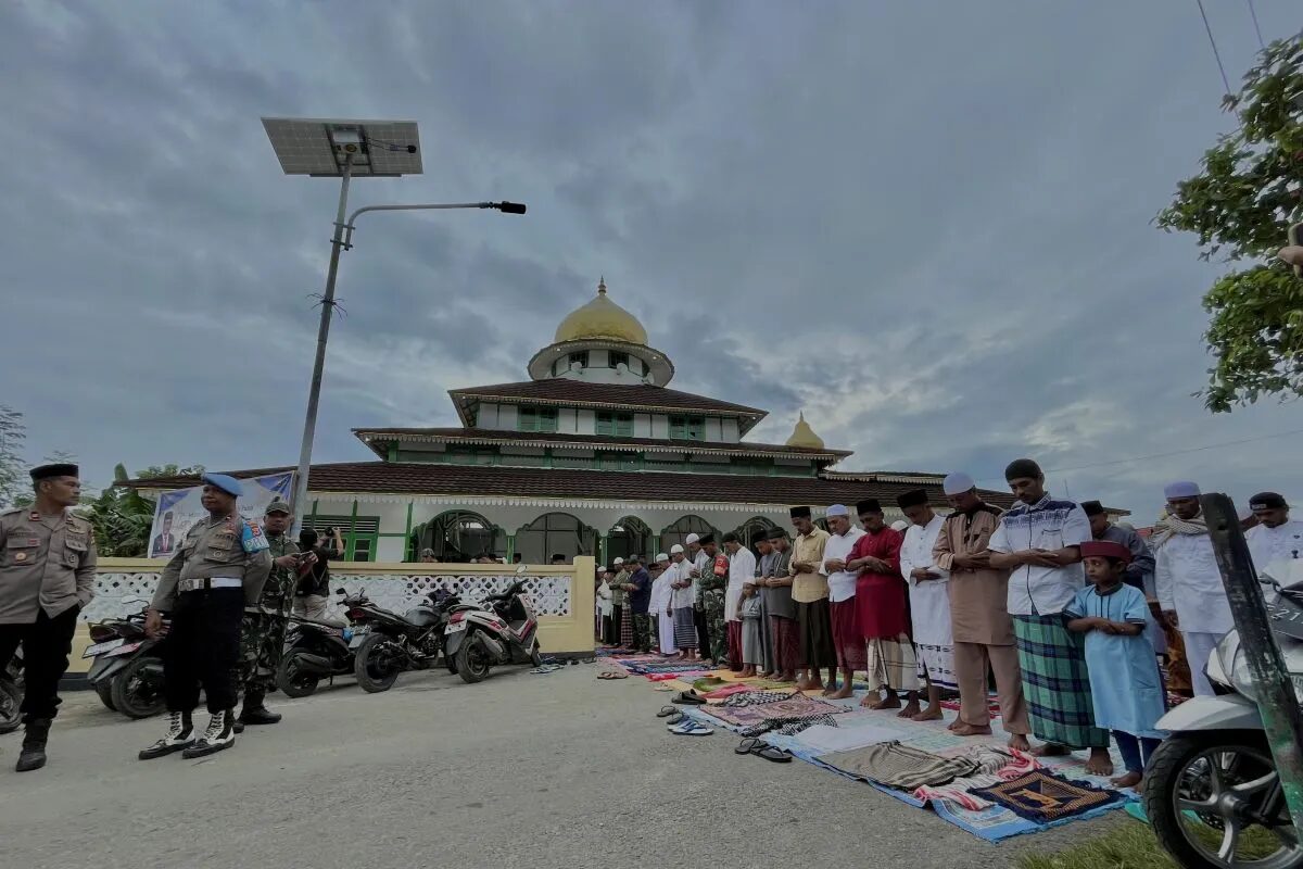 Masyarakat Negeri Wakal, Maluku Tengah saat menggelar salat Idulfitri di Masjid Nurul Awal Wakal, Senin (8/4/2024). Foto: Antara