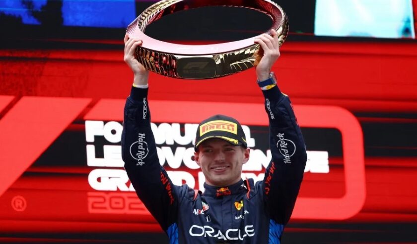 Max Verstappen dari Red Bull merayakan kemenangannya di Grand Prix China di Sirkuit Internasional Shanghai pada Minggu (21/4/2024). Foto: Reuters