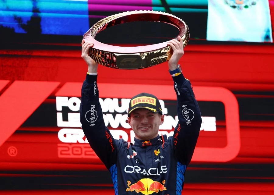 Max Verstappen dari Red Bull merayakan kemenangannya di Grand Prix China di Sirkuit Internasional Shanghai pada Minggu (21/4/2024). Foto: Reuters