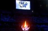 Obor dan kuali Olimpiade terlihat dengan tulisan Paris 2024 ditampilkan di layar lebar dalam upacara penutupan Olimpiade Tokyo 2020 di Stadion Olimpiade, Tokyo, Jepang, pada 8 Agustus 2021. Foto: Antara