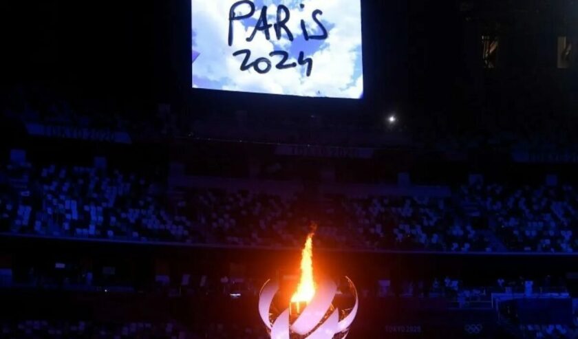 Obor dan kuali Olimpiade terlihat dengan tulisan Paris 2024 ditampilkan di layar lebar dalam upacara penutupan Olimpiade Tokyo 2020 di Stadion Olimpiade, Tokyo, Jepang, pada 8 Agustus 2021. Foto: Antara