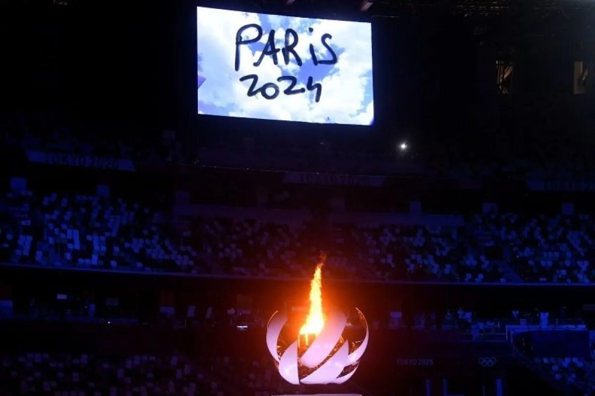 Obor dan kuali Olimpiade terlihat dengan tulisan Paris 2024 ditampilkan di layar lebar dalam upacara penutupan Olimpiade Tokyo 2020 di Stadion Olimpiade, Tokyo, Jepang, pada 8 Agustus 2021. Foto: Antara