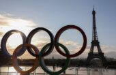 Cincin Olimpiade, yang mewakili lima benua dan sifat olahraga universal, akan dipasang dalam beberapa minggu ke depan di sisi Menara Eiffel di Paris. Foto: AFP