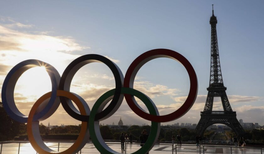 Cincin Olimpiade, yang mewakili lima benua dan sifat olahraga universal, akan dipasang dalam beberapa minggu ke depan di sisi Menara Eiffel di Paris. Foto: AFP