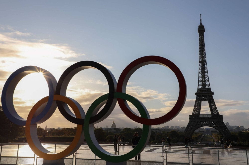 Cincin Olimpiade, yang mewakili lima benua dan sifat olahraga universal, akan dipasang dalam beberapa minggu ke depan di sisi Menara Eiffel di Paris. Foto: AFP