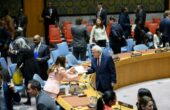Riyad Mansour (tengah), pengamat tetap Palestina untuk PBB, bercakap-cakap menjelang pertemuan Dewan Keamanan untuk memperbarui pertimbangan keanggotaan penuh Palestina di PBB, di Markas Besar Perserikatan Bangsa-Bangsa di New York, Senin (8/4/2024).