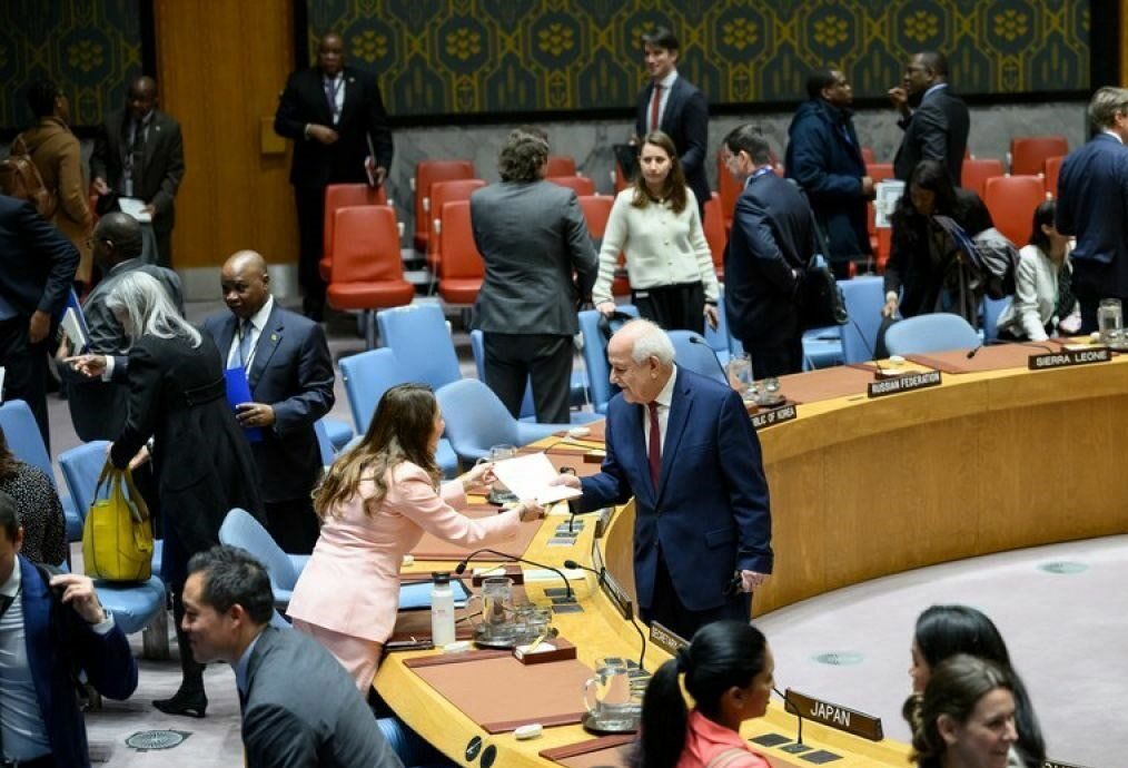 Riyad Mansour (tengah), pengamat tetap Palestina untuk PBB, bercakap-cakap menjelang pertemuan Dewan Keamanan untuk memperbarui pertimbangan keanggotaan penuh Palestina di PBB, di Markas Besar Perserikatan Bangsa-Bangsa di New York, Senin (8/4/2024).