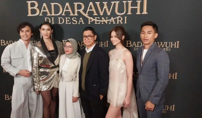 Para pemeran dan tim produksi film Badarawuhi Di Desa Penari saat acara penayangan perdana di bioskop studio IMAX MCA, Westfield Century City, Los Angeles, Amerika Serikat pada Kamis (4/4/2024) waktu setempat. Foto: Antara