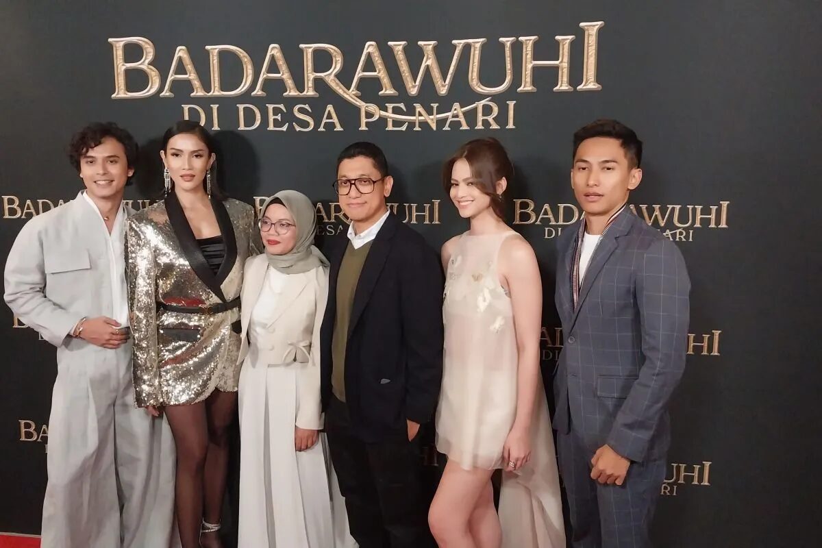 Para pemeran dan tim produksi film Badarawuhi Di Desa Penari saat acara penayangan perdana di bioskop studio IMAX MCA, Westfield Century City, Los Angeles, Amerika Serikat pada Kamis (4/4/2024) waktu setempat. Foto: Antara