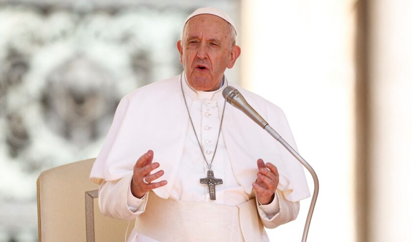 Paus Fransiskus berpidato di depan umat saat ia tiba untuk audiensi umum mingguan di Vatikan pada 8 Juni 2022. Foto: Reuters