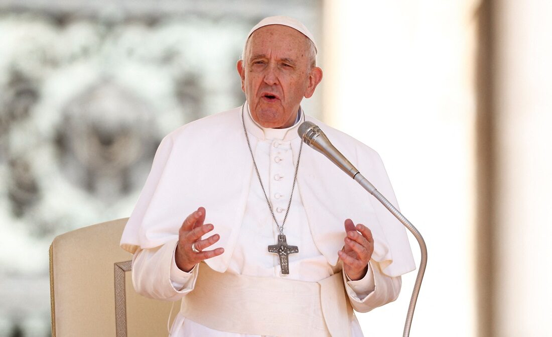 Paus Fransiskus berpidato di depan umat saat ia tiba untuk audiensi umum mingguan di Vatikan pada 8 Juni 2022. Foto: Reuters
