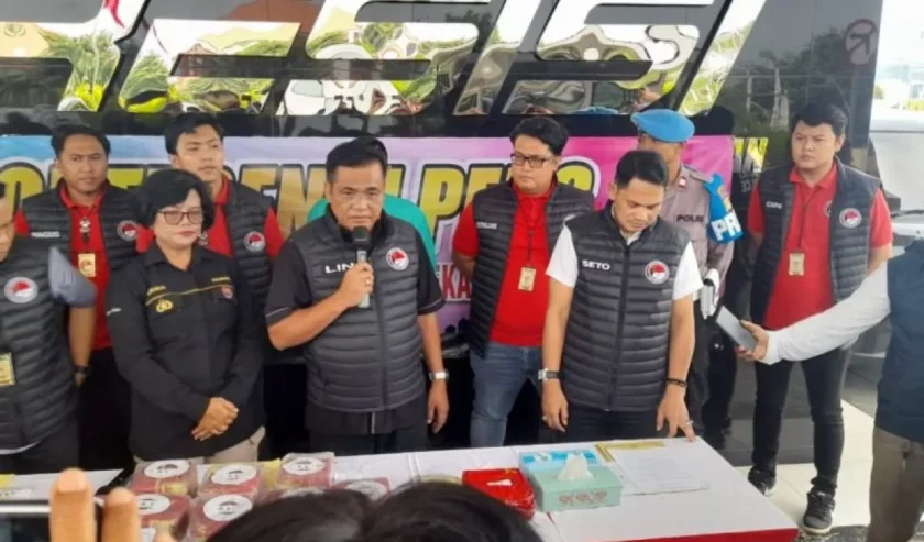 AKBP Parlin Lumbantoruan Kasatresnarkoba (tengah) saat konferensi pers di Polres Metro Bekasi Kota, Rabu (17/4/2024). Foto: Antara