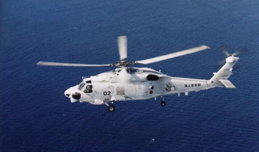 Kontak hilang dengan dua helikopter SH-60K, masing-masing membawa empat awak, di daerah timur Torishima di rangkaian Pulau Izu selama pelatihan perang anti-kapal selam pada Sabtu (20/4/2024) malam. Foto: MSDF/The Japan Times