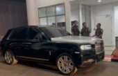 Mobil Rolls-Royce milik Harvey Moeis yang disita penyidik Jampidsus Kejaksaan Agung, Senin (1/4/2024). Foto: Antara