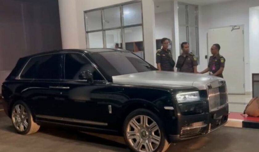 Mobil Rolls-Royce milik Harvey Moeis yang disita penyidik Jampidsus Kejaksaan Agung, Senin (1/4/2024). Foto: Antara