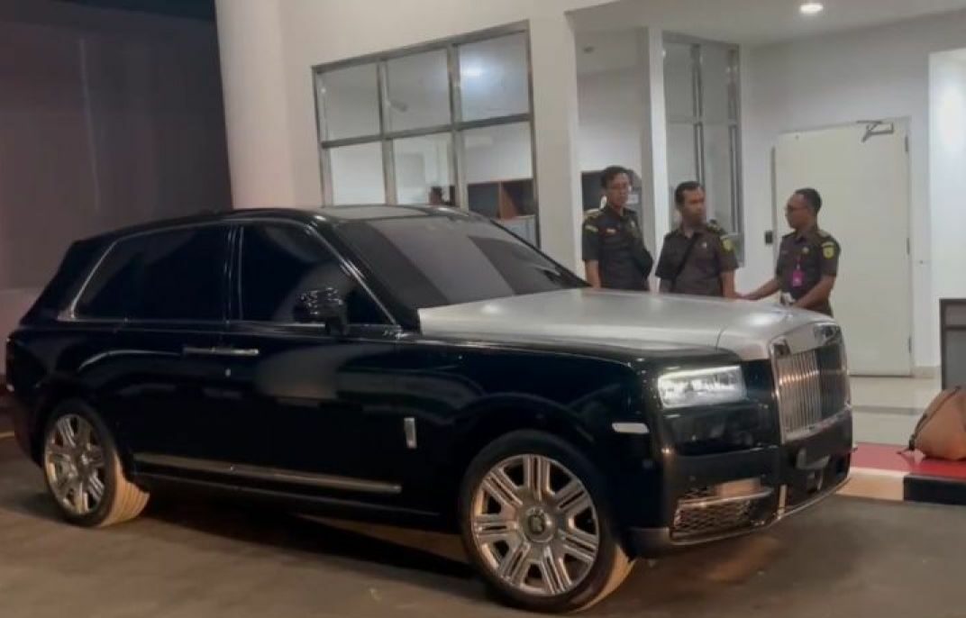 Mobil Rolls-Royce milik Harvey Moeis yang disita penyidik Jampidsus Kejaksaan Agung, Senin (1/4/2024). Foto: Antara