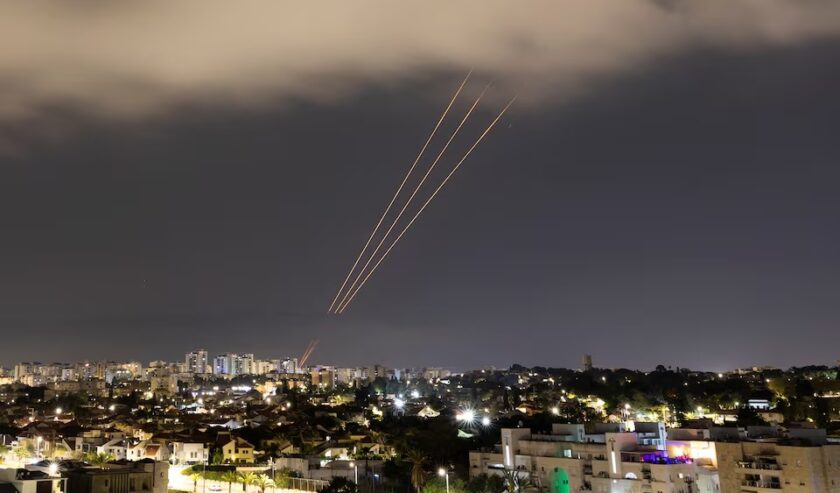 Sistem anti-rudal beroperasi setelah Iran meluncurkan drone dan rudal ke arah Israel, pada Minggu (14/4/2024). Foto: Reuters