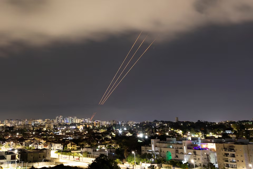 Sistem anti-rudal beroperasi setelah Iran meluncurkan drone dan rudal ke arah Israel, pada Minggu (14/4/2024). Foto: Reuters