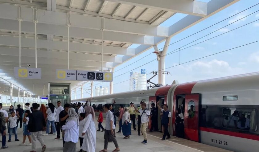 Situasi para penumpang kereta cepat Whoosh saat tiba di Stasiun Tegalluar, Kabupaten Bandung, Jawa Barat, Senin (22/4/2024). Foto: Antara