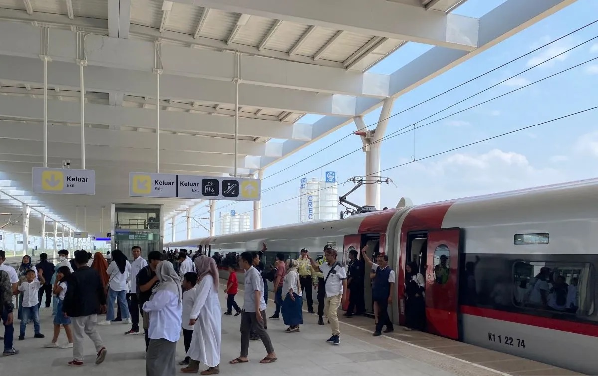 Situasi para penumpang kereta cepat Whoosh saat tiba di Stasiun Tegalluar, Kabupaten Bandung, Jawa Barat, Senin (22/4/2024). Foto: Antara