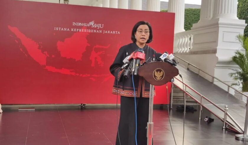 Sri Mulyani Menteri Keuangan saat menyampaikan keterangan seputar hasil rapat pembahasan RAPBN 2025 di Kompleks Istana Kepresidenan Jakarta, Jumat (5/4/2024). Foto: Antara