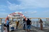 Suasana pengunjung berada di jembatan wisata THP Kenjeran sedang menikmati suasana pantai, Kamis (11/4/2024). Foto: Wildan suarasurabaya.net