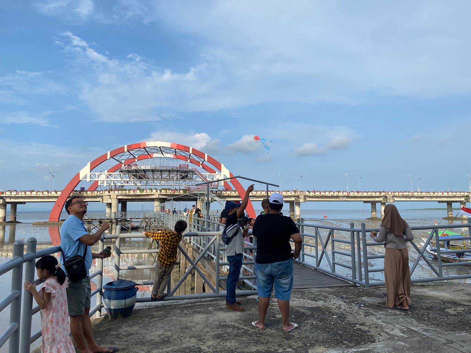 Suasana pengunjung berada di jembatan wisata THP Kenjeran sedang menikmati suasana pantai, Kamis (11/4/2024). Foto: Wildan suarasurabaya.net