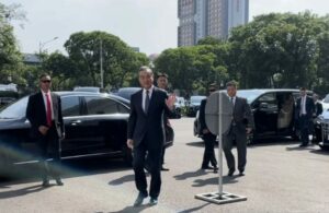 Wang Yi Menteri Luar Negeri China tiba di Istana Kepresidenan Jakarta, Kamis (18/4/2024). Foto: Antara
