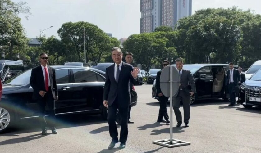 Wang Yi Menteri Luar Negeri China tiba di Istana Kepresidenan Jakarta, Kamis (18/4/2024). Foto: Antara