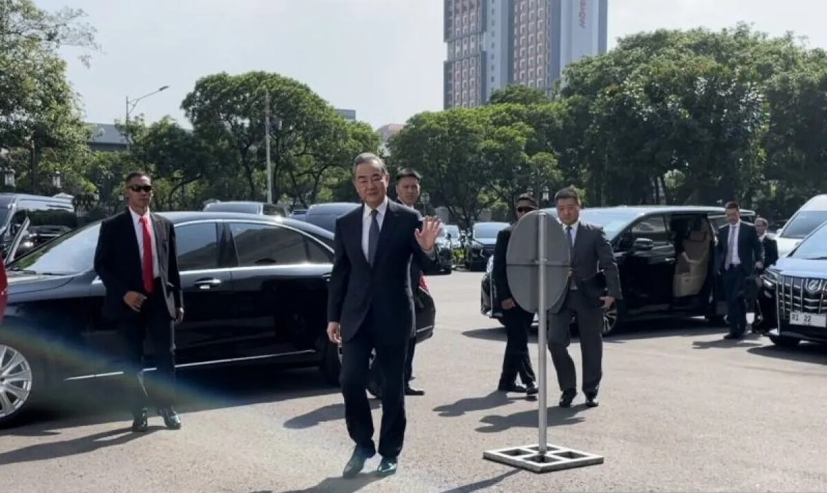 Wang Yi Menteri Luar Negeri China tiba di Istana Kepresidenan Jakarta, Kamis (18/4/2024). Foto: Antara