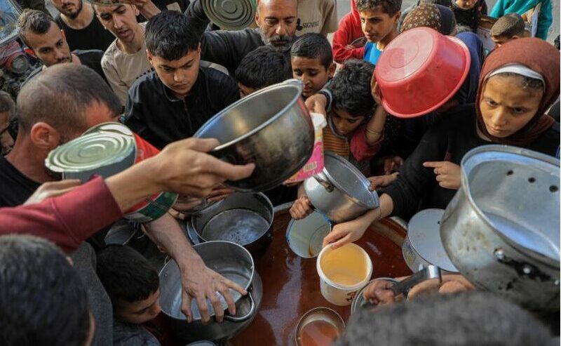 Warga Palestina, di Jalur Gaza yang berebut makanan. Foto: Antara
