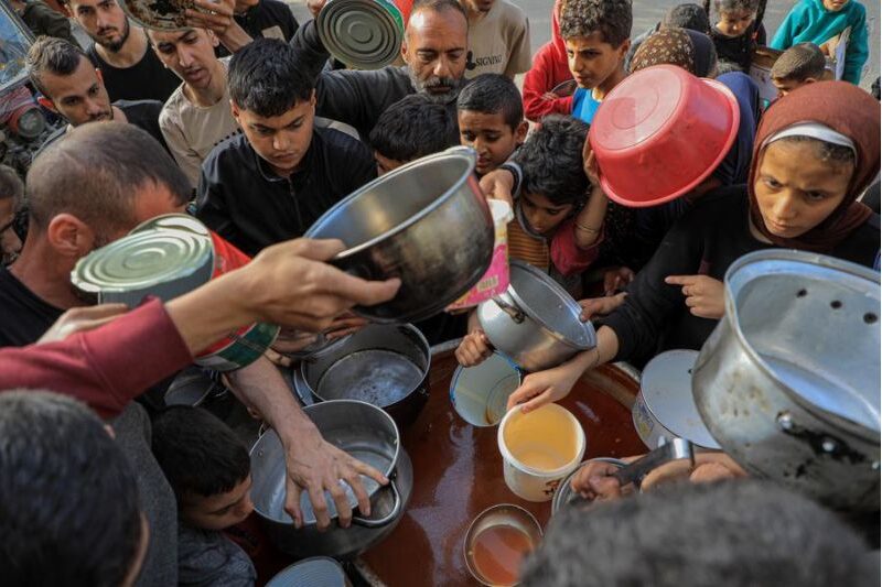 Warga Palestina, di Jalur Gaza yang berebut makanan. Foto: Antara