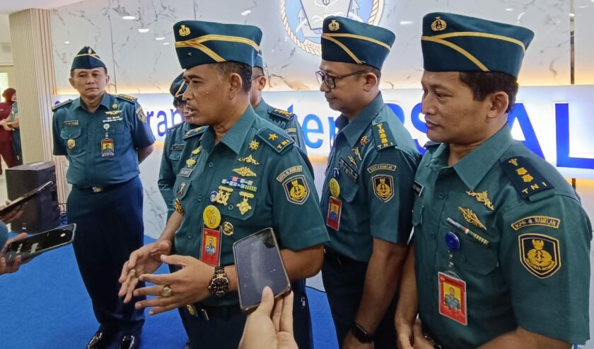 Laksamana Pertama TNI dr. Sujoko Purnomo Kepala RSPAL dr. Ramelan saat memberi keterangan kepada awak media di Gedung Perawatan RSPAL dr. Ramelan Surabaya, Senin (1/4/2024). Foto: Risky suarasurabaya.net