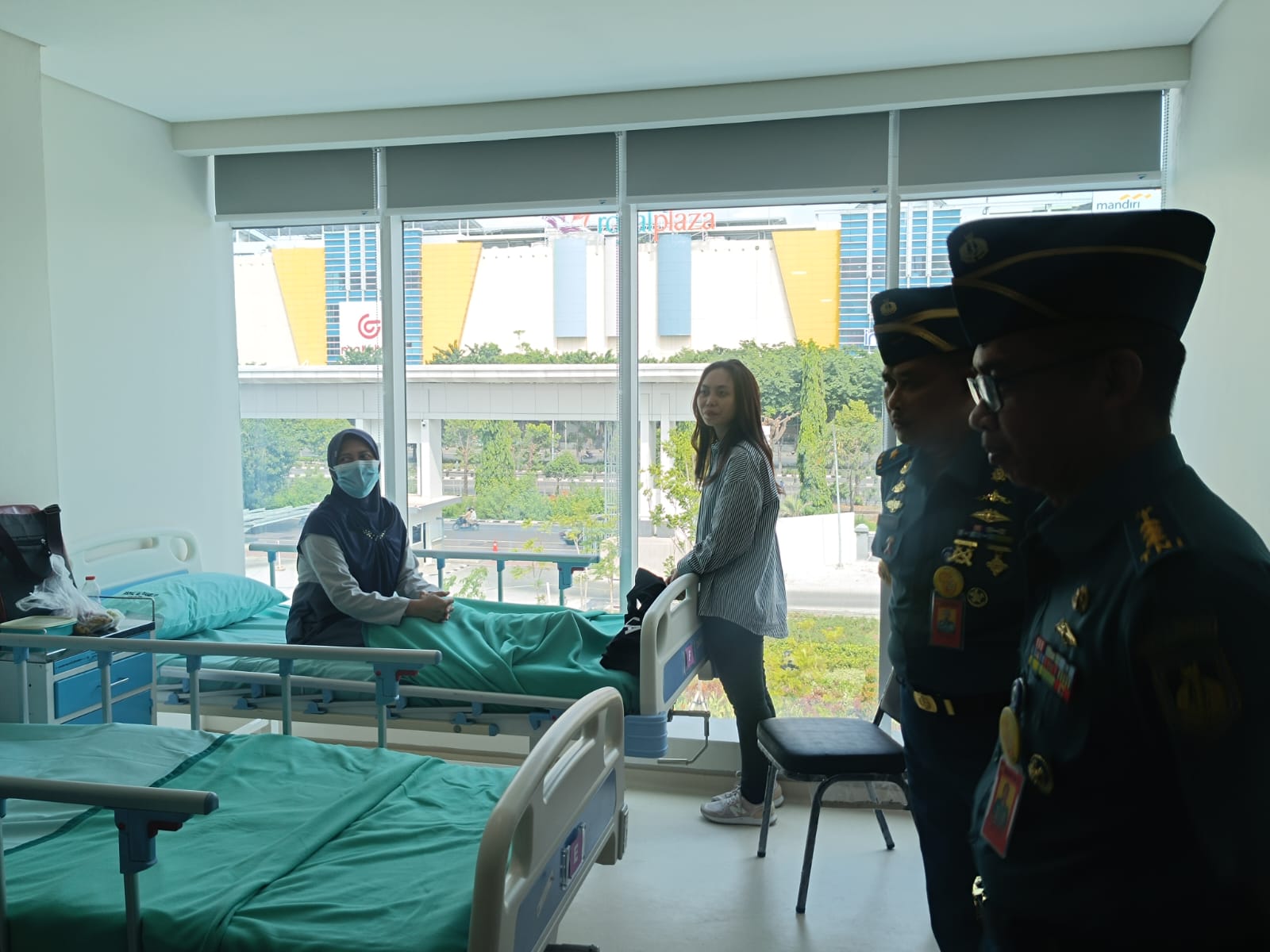 Peninjauan ruang pasien di Gedung Perawatan RSPAL dr. Ramelan Surabaya, Senin (1/4/2024). Foto: Risky suarasurabaya.net