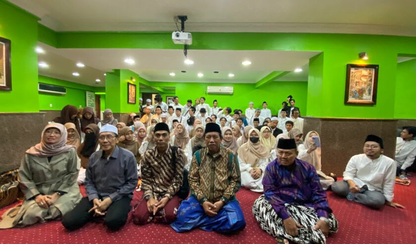 Professor Halim Soebahar (dua dari kanan) saat bersama para santri penerima bea siswa LPPD Jawa Timur. Foto: Kominfo Jatim