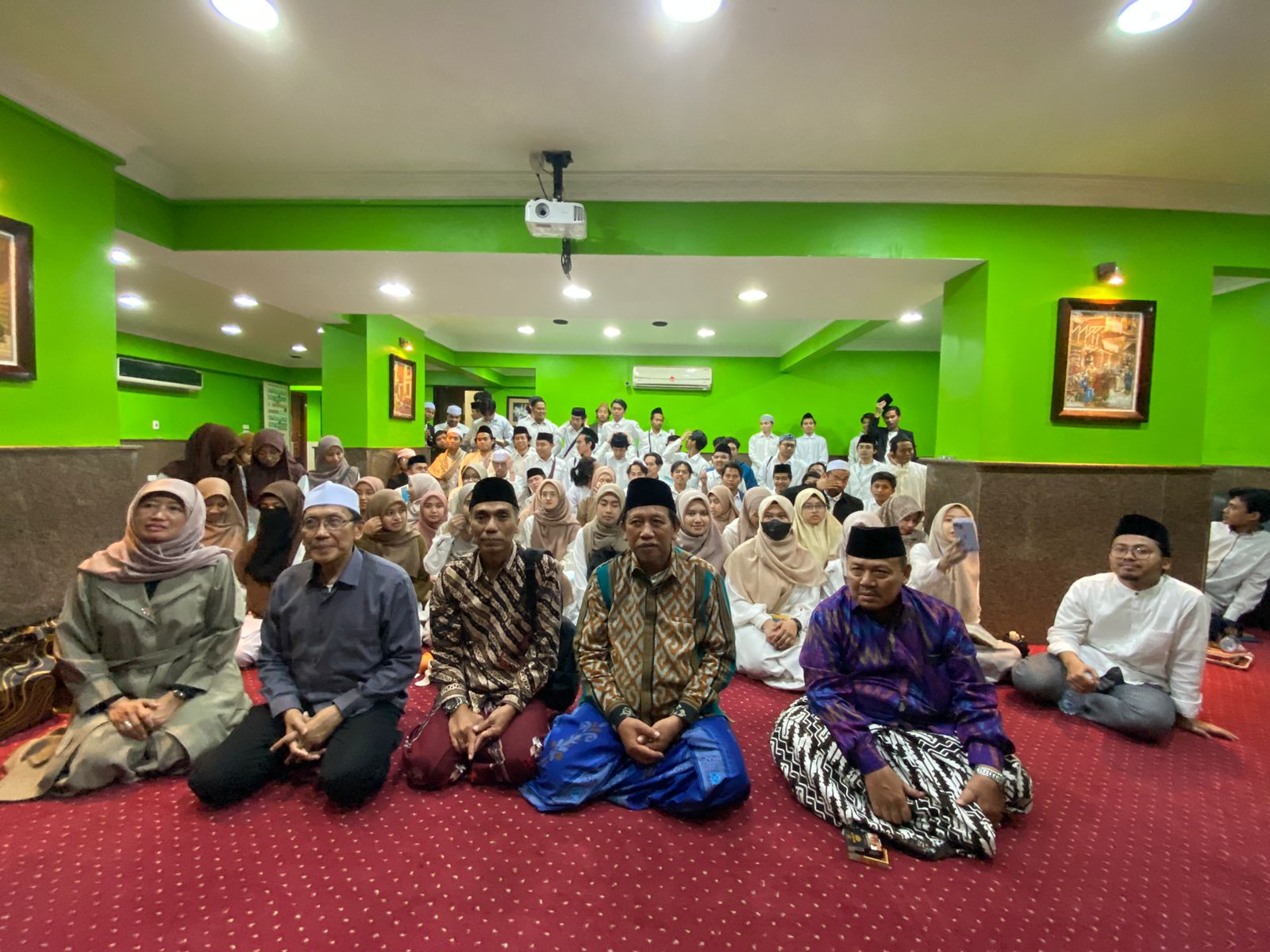 Professor Halim Soebahar (dua dari kanan) saat bersama para santri penerima bea siswa LPPD Jawa Timur. Foto: Kominfo Jatim