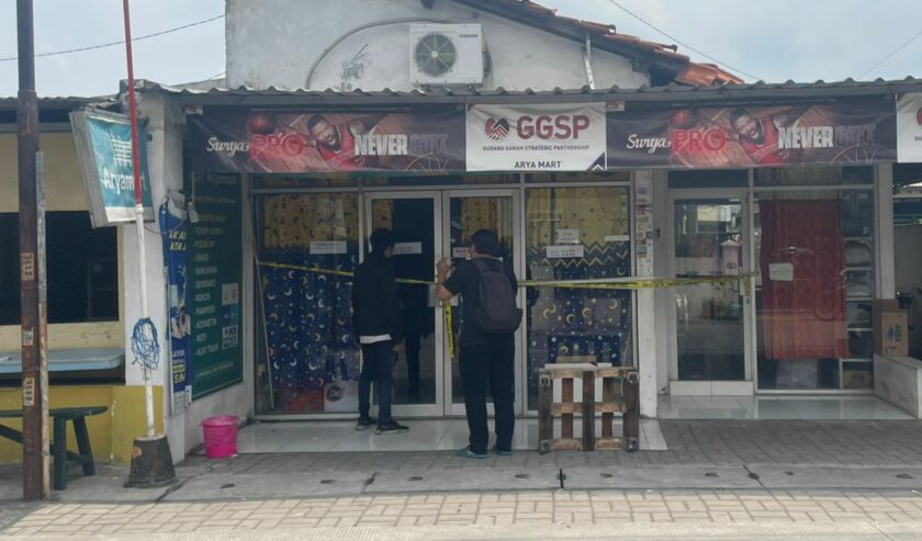 Toko tempat YM bekerja di Desa Semambung, Gedangan, Sidoarjo nampak diberi garis polisi, Senin (1/4/2024). Foto: Istimewa.