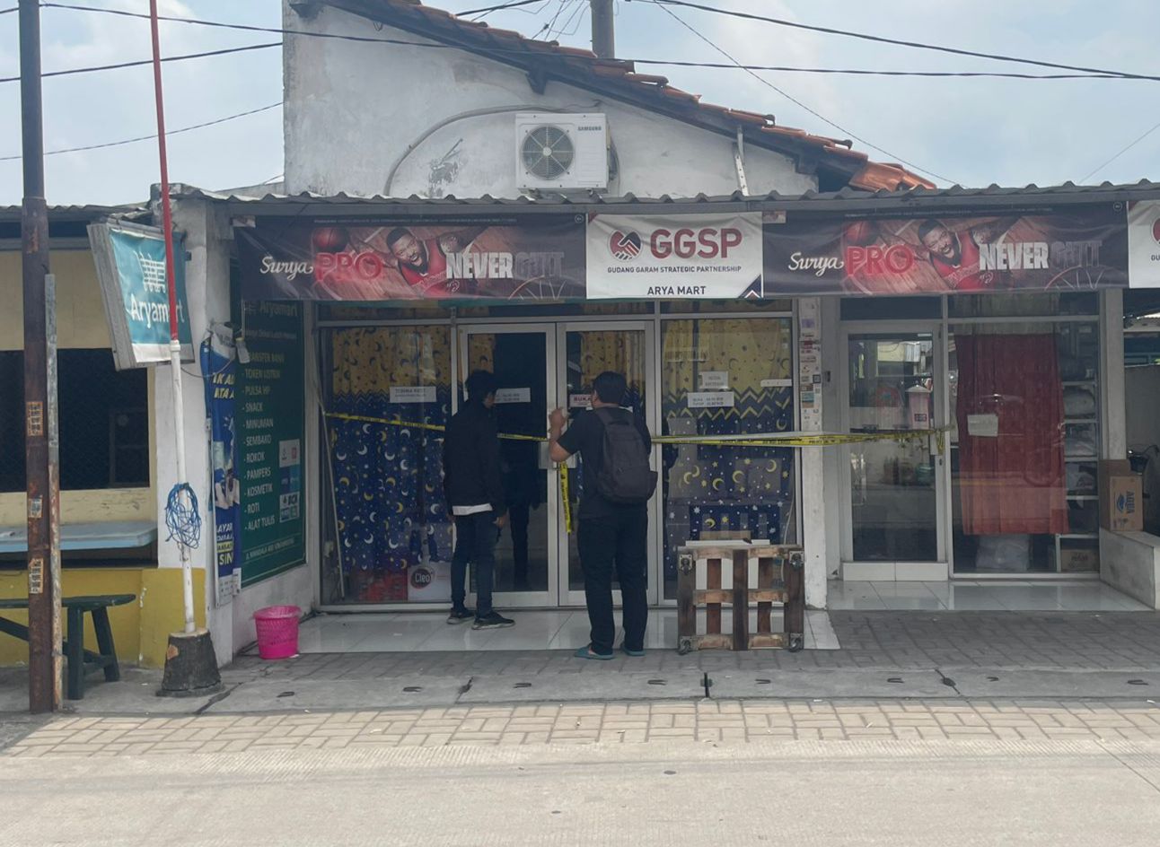 Toko tempat YM bekerja di Desa Semambung, Gedangan, Sidoarjo nampak diberi garis polisi, Senin (1/4/2024). Foto: Istimewa.