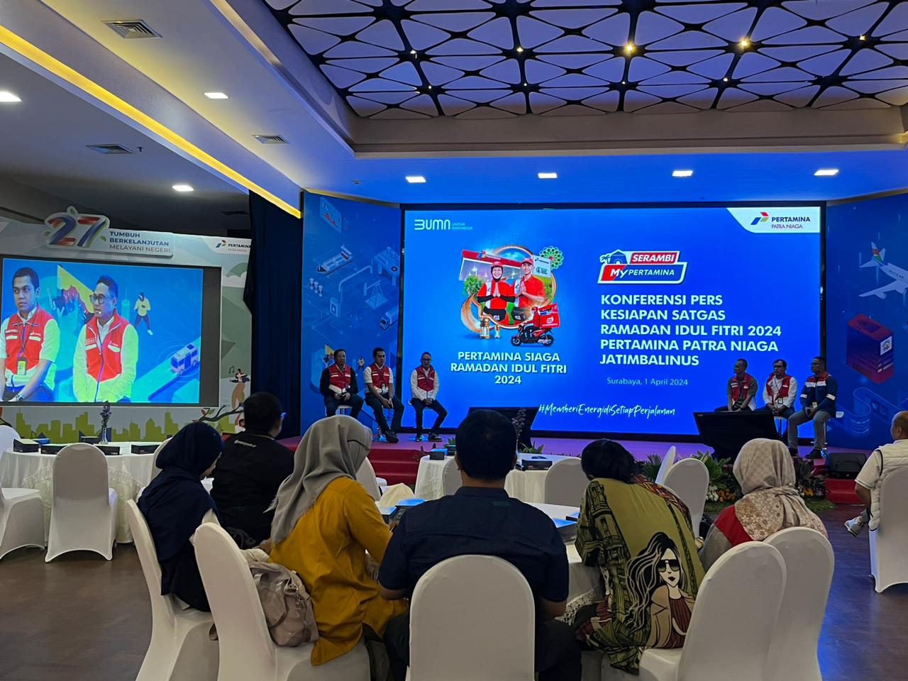 Pertamina Patra Niaga Regional Jatimbalinus saat memaparkan kesiapan masa libur Lebaran dalam konferensi pers, Senin (1/4/2024). Foto: Meilita suarasurabaya.net