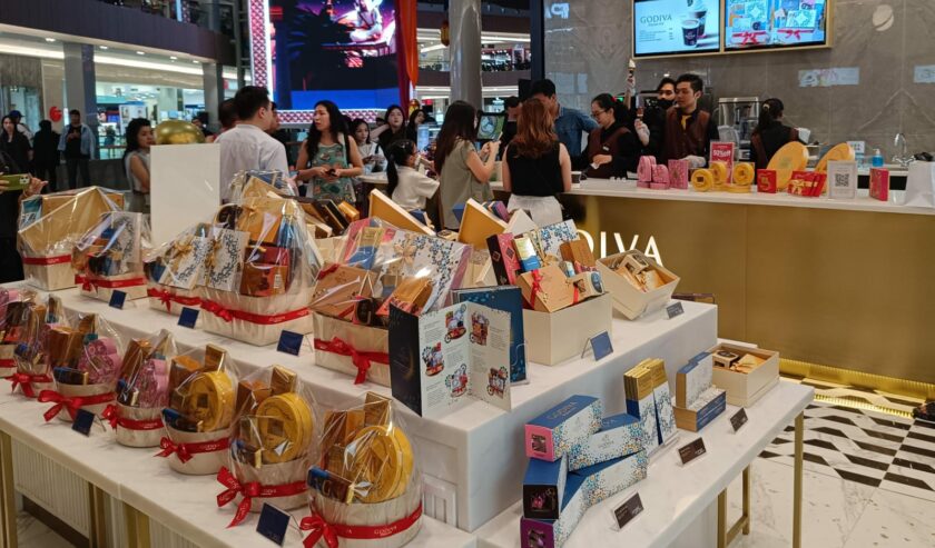 Hampers untuk persiapan Hari Raya Idulfitri yang berada di Godiva toko coklat di Pakuwon Mall Surabaya, Senin (1/4/2024). Foto: Risky suarasurabaya.net