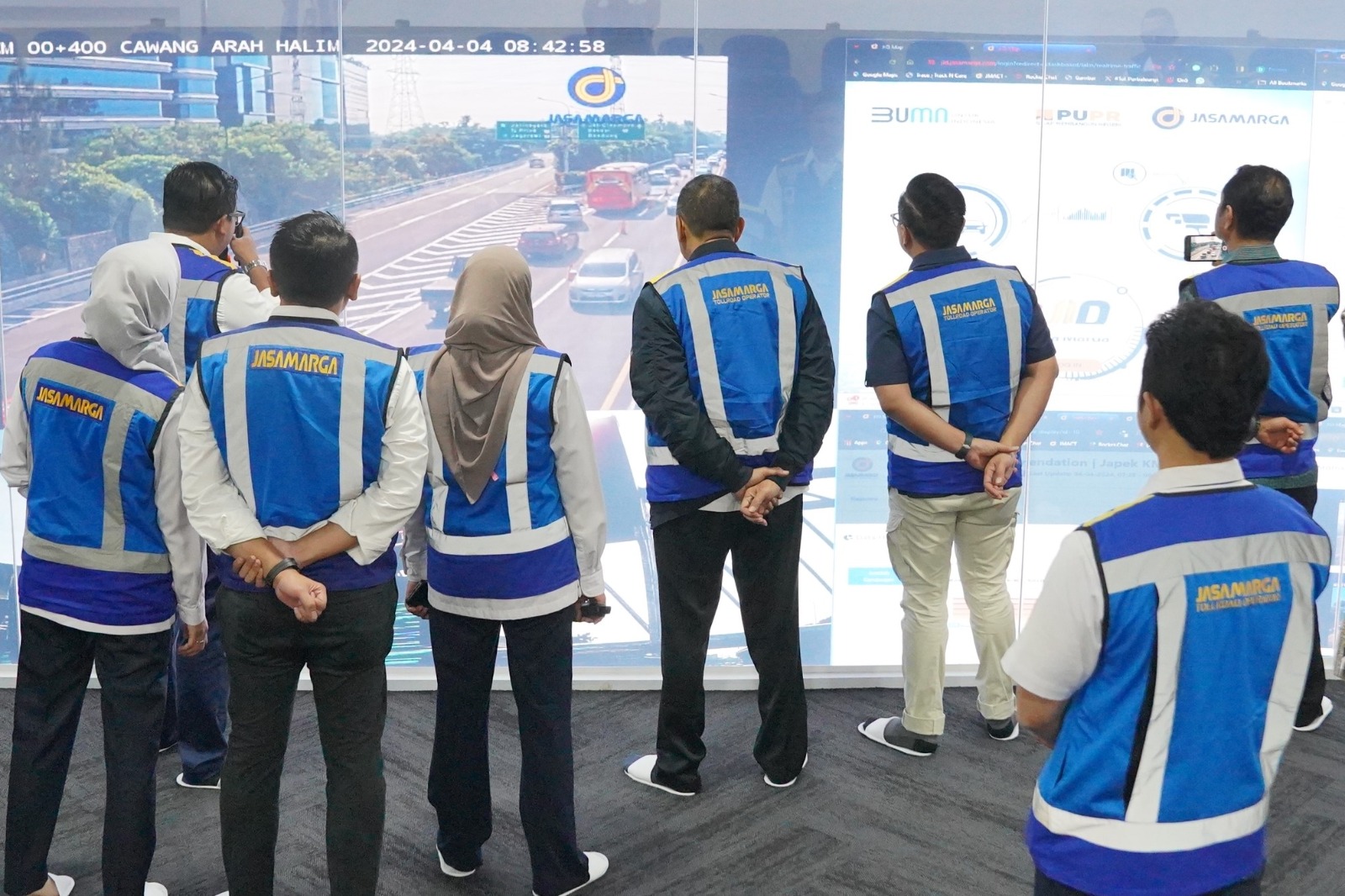 Jasa Marga melakukan pemantauan lalu lintas melalui Jasa Marga Tollroad Command Center (JMTC). Foto: Jasa Marga