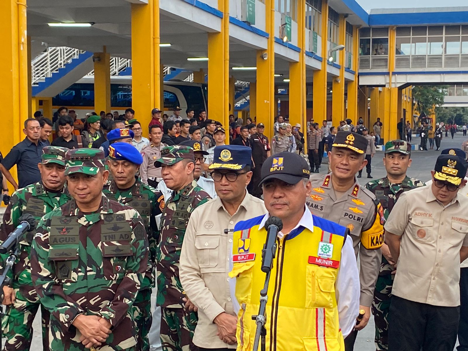 Miftachul Munir Kepala Badan Pengatur Jalan Tol (BPJT) Kementerian PUPR waktu menyampaikan update penanganan Tol Bocimi yang longsong di Terminal Purabaya, Kamis (4/4/2024). Foto: Wildan suarasurabaya.net